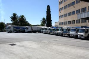 Flota de camiones aparcados en la entrada