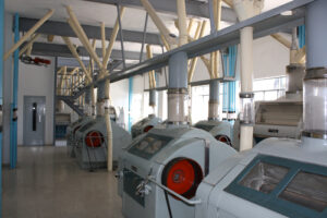 Maquinaria variada dentro de la fabrica